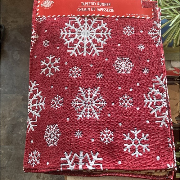 NWT Beautiful Red & White Snowflakes ❄️ Holiday Tapestry Table Runner 70x13 - Picture 13 of 14